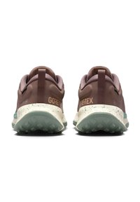 Smeđe sintetičke tenisice s teksturiranim završetkom, s GORE-TEX brendom, svijetlozelenom potplatom i točkom dizajnom srednjeg sloja.