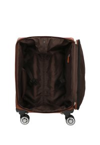 Brun kuffert med hård yderskal, glat tekstur og fire rullende hjul. Indersiden har brun foring, mesh-lomme og kompressionsremme.