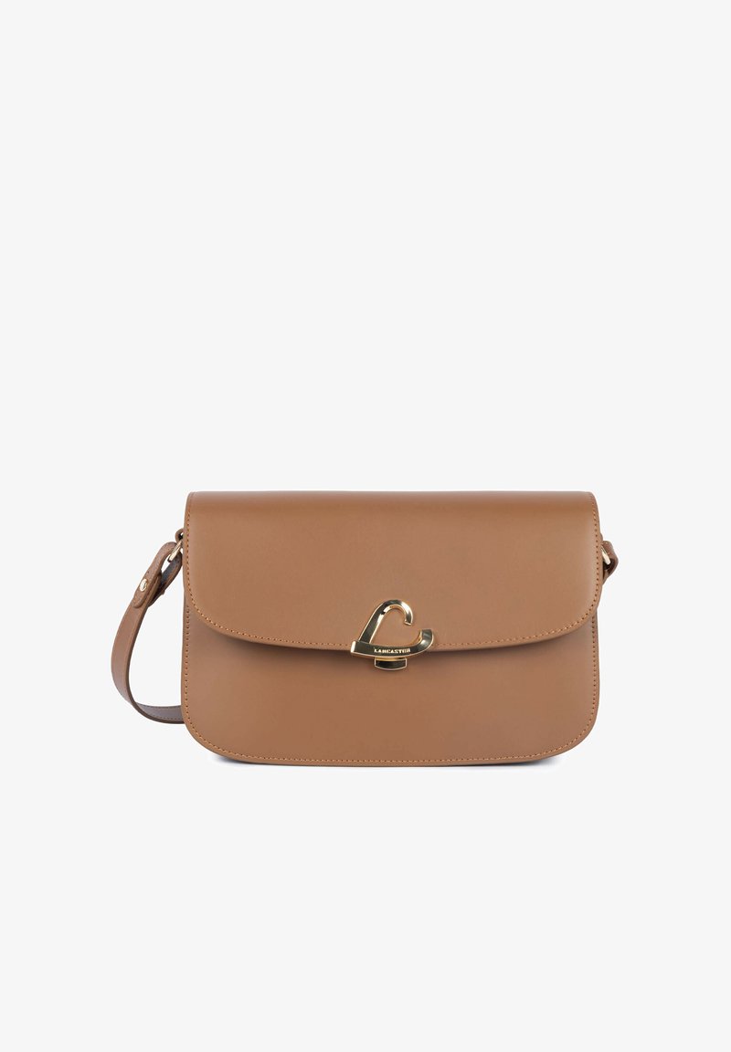 Sac bandoulière en cuir marron avec un fermoir doré en forme de cœur et une bandoulière réglable, sur fond blanc.