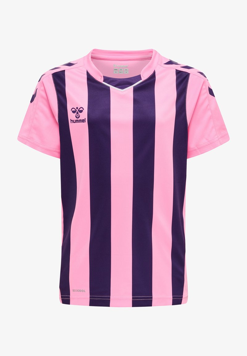 Różowo-fioletowy sportowy t-shirt w paski wykonany z oddychającego materiału. Posiada dekolt w serek, krótkie rękawy oraz logo marki na lewej piersi.