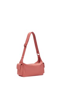 Różowa skórzana torba na ramię z odpinanym paskiem, prostokątny kształt, detal w postaci kieszeni z przodu, gładka faktura i zamek błyskawiczny.