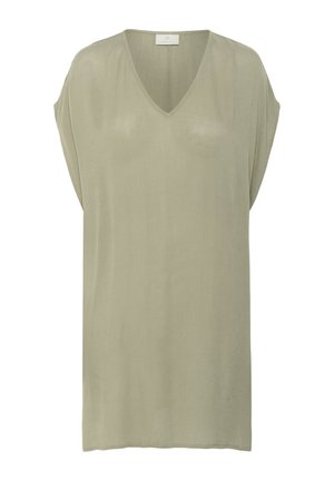 Haut ample à manches courtes avec col en V, en vert olive clair, tissu lisse légèrement texturé, avec une petite étiquette blanche au niveau du col.