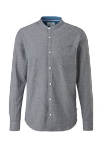 Grijs overhemd met lange mouwen en mandarijnkraag, een enkele borstzak en witte knopen; heeft een contrasterende blauwe binnenkraag.