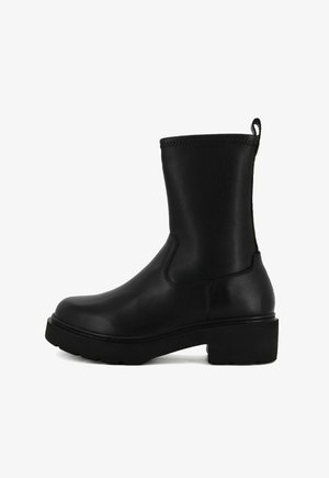Stivaletto in pelle nera con finitura liscia, punta tonda, suola piatta e linguetta sul retro. Caratterizzato da pannelli elastici laterali per una facile vestibilità.
