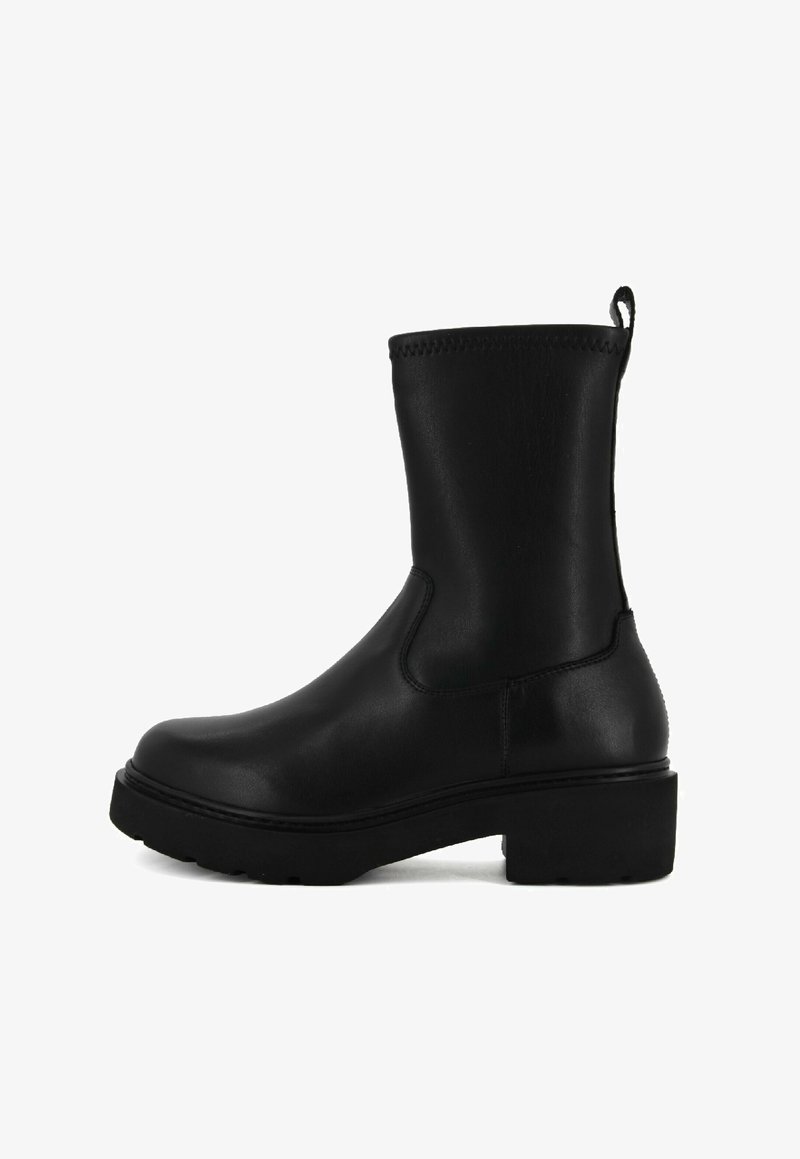 Stivaletto in pelle nera con finitura liscia, punta tonda, suola piatta e linguetta sul retro. Caratterizzato da pannelli elastici laterali per una facile vestibilità.