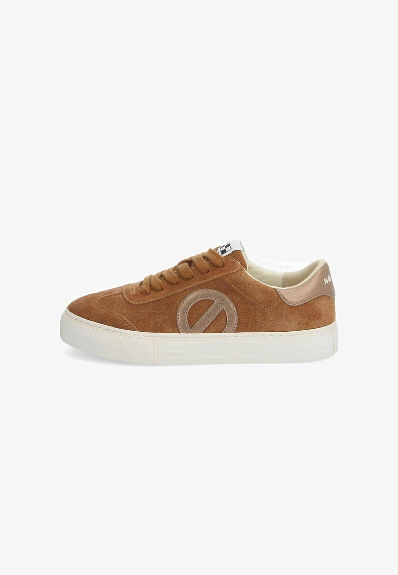 Sneaker in suede marrone con suola in gomma bianca, punta rotonda, lacci e un dettaglio a logo circolare. Accentuata da un tallone beige e fodera beige.