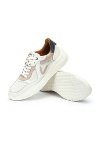 Zapatillas blancas con un upper texturizado, acentos de ante beige y un contrafuerte en azul oscuro. Presentan una suela de goma gruesa con un diseño de tracción.