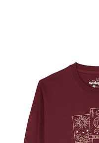 T-shirt à manches longues bordeaux avec un col rond, présentant des illustrations en lignes blanches de cartes de tarot, mettant en avant des thèmes célestes et des détails complexes.