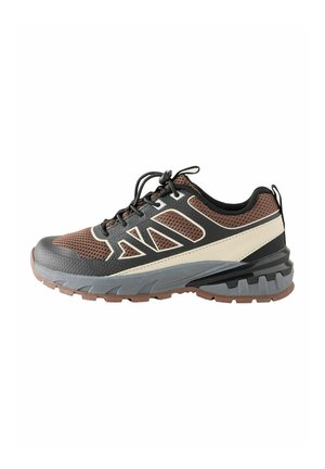 Scarpa da trekking marrone e nera con dettagli beige, suola spessa, tomaia in mesh traspirante e chiusura con lacci e blocco a scatto.