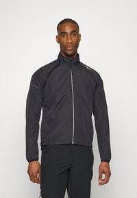 Schwarze leichte Sportjacke mit hohem Kragen, Reißverschluss, reflektierenden Akzenten und elastischen Bündchen. Glatte Textur, atmungsaktives Material.