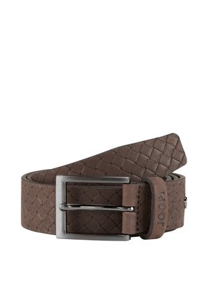 Cintura intrecciata in pelle marrone con una fibbia rettangolare in argento e un accento con il logo. La cintura presenta una superficie testurizzata e una fodera interna liscia.