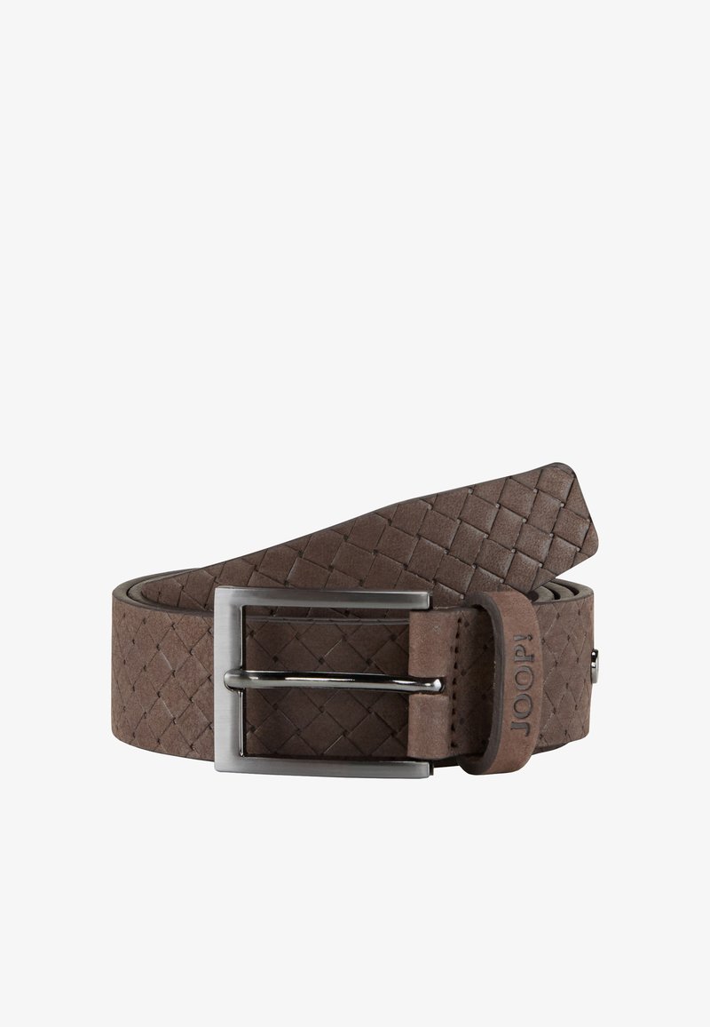 Geflochtenem braunen Leder-Gürtel mit einer silbernen rechteckigen Schnalle und einem Logo-Highlight. Der Gürtel hat eine strukturierte Oberfläche und ein glattes Innenfutter.