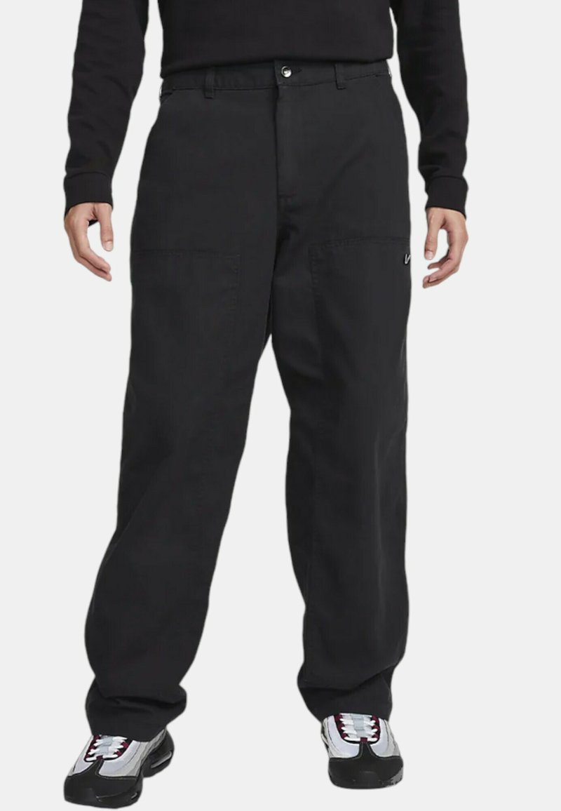 Mustat cargo-housut suoralla lahkeella, valmistettu kestävästä kankaasta, jossa on kaksi etutaskua ja pieni logo sivussa.