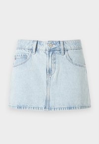 Lys blå denim mini-skjørt med frontknapper, beltehemper og frontlommer, vist på en hvit bakgrunn.