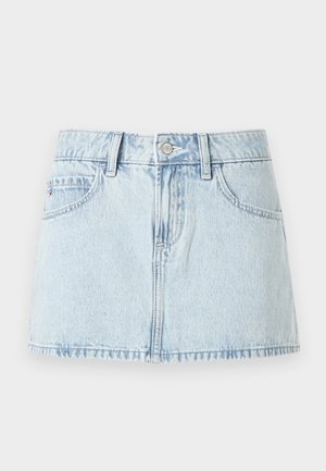 Jasnoniebieska mini spódnica dżinsowa z frontowymi guzikami, paskami i przednimi kieszeniami, prezentowana na białym tle.