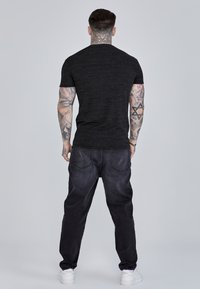 SIKSILK Marškinėliai su spaudiniu - black