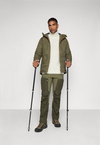 Fjällräven KEB TROUSERS M - Hlače za otvoreno - deep forest/laurel green