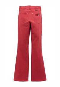 Κόκκινο τζιν παντελόνι με καμπάνα στα πόδια, δύο πίσω τσέπες, θηλιές για ζώνη και μπράντες στην μέση και στην τσέπη.