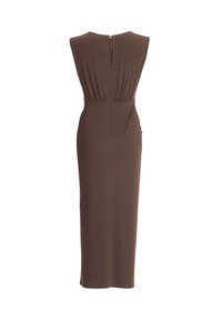 Robe midi marron ajustée sans manches, avec un col haut et une fermeture éclair dans le dos, vue de dos sur fond blanc.