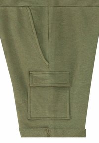Pantalones de chándal de algodón verde con un bolsillo lateral, cintura acanalada y dobladillos ajustados. Textura suave con un diseño sencillo.