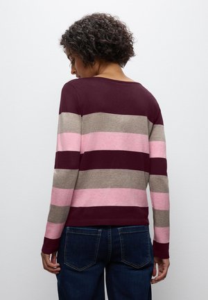 Suéter a rayas con colores burdeos, rosa, gris y beige. Manga larga, cuello redondo y un corte relajado. Textura de punto suave.