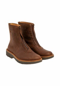 Botas de tobillo de cuero marrón con cremallera frontal, suela de goma texturizada y diseño de punta redondeada. Acabado suave con detalles de costura visibles.