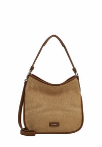 Borsa a secchiello di paglia color tan con parte superiore curvata, rifiniture in pelle marrone e tracolla regolabile. Presenta una sottile texture intrecciata e un'etichetta con logo sulla parte anteriore.