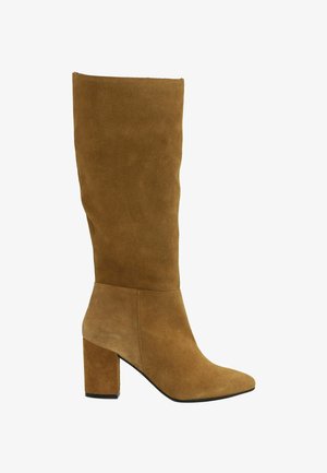 Botă maro din suede, până la genunchi, cu vârf pătrat și toc masiv. Prezintă o textură netedă și cusături minime.