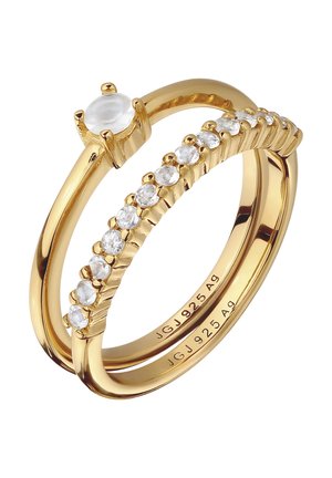 Deux bagues en or, l’une avec une pierre précieuse ronde et claire unique et l’autre avec une rangée de petites pierres claires serties le long de la bande.