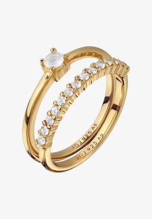 Zwei goldene Ringe, einer mit einem einzelnen runden klaren Edelstein und der andere mit einer Reihe kleiner klarer Steine entlang des Rings.