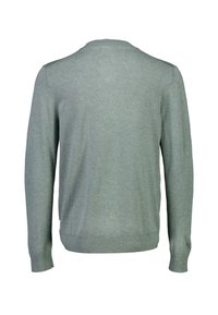 Zielony sweter z dzianiny z okrągłym dekoltem, długimi rękawami oraz prążkowanymi mankietami i dołem. Materiał ma gładką fakturę. Widok od tyłu.