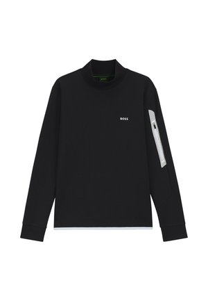 Chemise noire manches longues avec col montant, logo blanc « BOSS » sur la poitrine et poche zippée avec des rayures blanches sur la manche gauche.