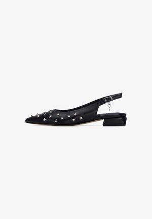 Zapatos slingback de cuero negro con tachuelas metálicas en forma de pirámide sobre la punta, diseño puntiagudo y tacón bajo de bloque.