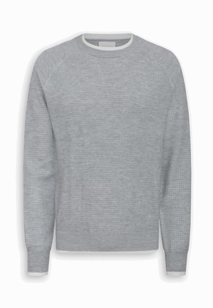 Jasnoszary, długi sweter z dzianiny z długimi rękawami, okrągłym dekoltem oraz ściągaczami na rękawach i dole, prezentowany na białym tle.