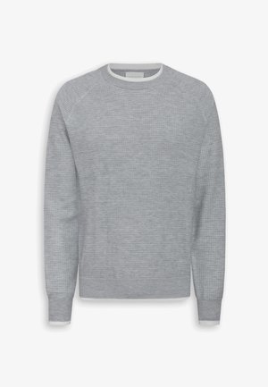 Hellgrauer Strickpullover mit langen Ärmeln, Rundhalsausschnitt sowie gerippten Bündchen an Ärmeln und Saum, präsentiert vor weißem Hintergrund.