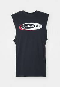 Juodas bezrankovis marškinėliai iš medvilnės, su dideliu baltu ir raudonu Reebok logotipu centre. Paprastas apvalus iškirpimas ir tiesi apačia.