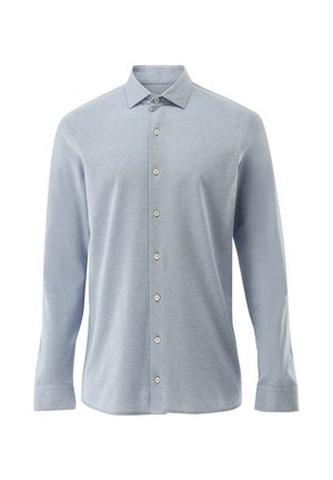 Hellblaues, langärmeliges Hemd mit Knopfleiste und spitzem Kragen, sechs Knöpfe vorne, dargestellt auf weißem Hintergrund.