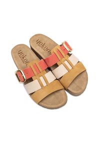 Tan en koraalkleurige slippers met een zachte suede bovenkant, voorzien van drie brede banden en een gouden sluiting. Gevoerde voetbed voor comfort.