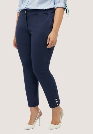 Pantaloni tailored de culoare bleumarin, cu croială slim, ce prezintă buzunare laterale și accente cu butoane aurii la tiv. Material neted și design până la gleznă.