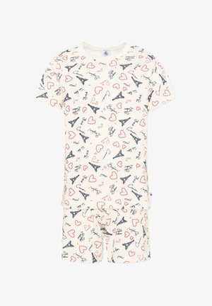 Ensemble de pyjama crème à manches courtes avec des cœurs rouges, des tours Eiffel bleu marine et des mots français comme « Paris », « Oui » et « Merci » imprimés partout.