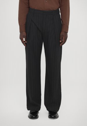 WOODWOOD FRASER PLEATED - PINSTRIPE - Bukse - black