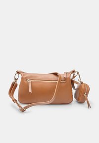 Borsa a tracolla in pelle marrone con compartimento principale con zip e una piccola pochette staccabile, caratterizzata da una superficie liscia e hardware in tonalità oro.