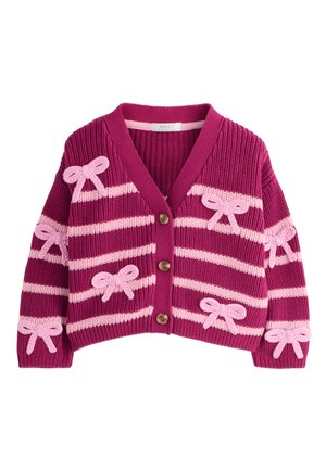 Lila gestrickte Strickjacke mit pinken horizontalen Streifen und pinken Schleifendesigns, mit V-Ausschnitt und drei Knöpfen vorne.