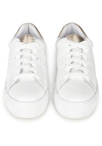 Sneaker bianche in pelle con una texture liscia, punta tonda, design con lacci e un accento metallico oro sulla linguetta. Perforazioni sottili ai lati.