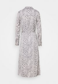 Šaty s dlouhým rukávem v světle šedé barvě s černými zebrovan ými pruhy, s límečkem, páskem v pase a knoflíkovými manžetami.