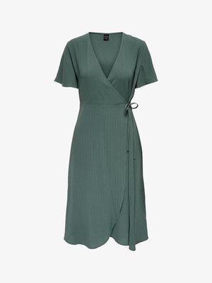 Grünes knielanges Wickelkleid mit kurzen Flatterärmel und seitlichem Bindebandverschluss, ausgestattet mit einem V-Ausschnitt und weichem strukturiertem Stoff.
