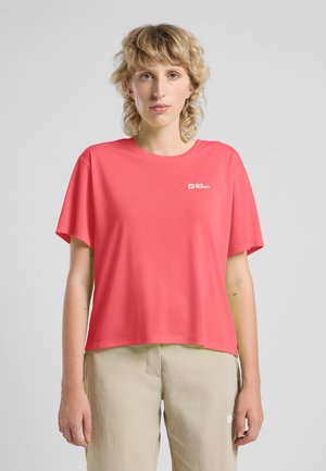 T-shirt corail à manches courtes avec un col rond et un petit logo blanc sur la poitrine gauche ; texture lisse et coupe décontractée.