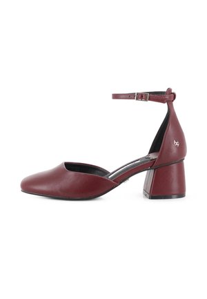 Zapato de tacón cuadrado para mujer en cuero burdeos con tira en el tobillo y hebilla plateada, punta afilada y laterales bajos.