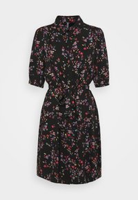Černé květinové šaty s krátkými volánovými rukávy, páskem v pase, knoflíkovým zapínáním vpředu a pestrými květinovými vzory po celém povrchu. Lehká látka.