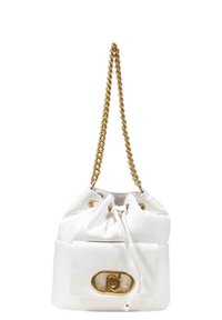 Borsa a secchiello in pelle bianca con tracolla in catena dorata, chiusura con cordoncino e un logo in hardware dorato ben visibile sulla parte anteriore.